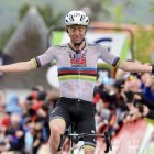 El ciclista eslovè travessa en solitari la meta. - EFE