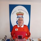 El tenista balaguerí posa amb el trofeu de campió.