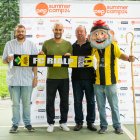 Gerard Sabarich, alcalde de Rialp, Pep Guardiola, Jordi Altieri i la mascota del FC Rialp. - PAU PASCUAL