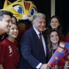 Joan Laporta, a l’estand que va instal·lar ahir el club a Barcelona per la diada de Sant Jordi. - EFE