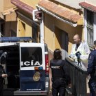 La policia, a l’habitatge on es va cometre el crim. - EFE