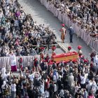 Milers de persones van presenciar la “translació” del cos de Francesc fins a la basílica de Sant Pere. - BISBAT DE LLEIDA