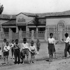 L’escola, amb el mural de Francesc Galí al frontó central, en una fotografia de l’any 1929.