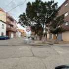 El gran pi a la placeta al costat del carrer Les Eres, al qual l’ajuntament atribueix danys en el ferm.