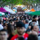 L’eix literari de Lleida, de l’avinguda Francesc Macià a la rambla Ferran, va viure ahir moments de presència multitudinària de públic. - AMADO FORROLLA