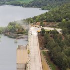 Els treballs en la coronació de la presa per reparar filtracions a l’estrep del marge esquerre.