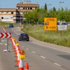 Les desviacions estan senyalitzades amb cons i cartells informatius. - JORDI ECHEVARRIA