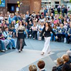 La plaça Ricard Viñes de Lleida es va omplir ahir de moda per la desfilada estudiantil del Guindàvols. - GERARD HOYAS