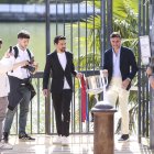 Els exfutbolistes Jesús Navas i Joaquín, ahir amb el trofeu que es disputaran demà Barça i Madrid. - EUROPA PRESS
