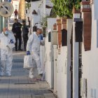 Efectius de criminalística entren a l’habitatge. - EFE/JULIÁN PÉREZ