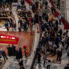 El degoteig de fidels que van acudir ahir a la basílica de Sant Pere a donar l’últim adeu al pontífex va ser constant. - EFE