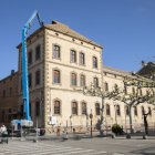 Els treballs de reposició de teules van començar dimecres passat. - C.MARSIÑACH