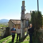 Veïns d’Àger afectats pels talls de subministrament de Setmana Santa, davant de l’estació que es “col·lapsa” i talla la llum. - E.FARNELL