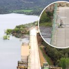 Els treballs en la coronació de la presa per reparar filtracions a l’estrep del marge esquerre.