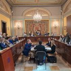 El momento en que los ediles de PSC y Junts han votado a favor del pliego de bases para el camping de Les Basses.