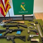 Armes confiscades en un operatiu de la Guàrdia Civil on s'ha desmantellat una organització criminal dedicada al tràfic de drogues a la demarcació de Tarragona, Lleida i Barcelona.
