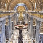 Numerosas personas rinden homenaje al fallecido papa Francisco en la capilla ardiente en la Basílica de San Pedro, en la Ciudad del Vaticano, el 24 de abril.