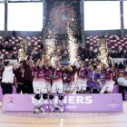 Les jugadores del Fraga aixequen la Copa d’Europa l’any passat a la Corunya. - CP FRAGA
