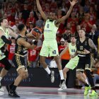 Kevin Punter intenta obstaculitzar una passada d’Elie Okobo. - EFE