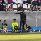 Idiakez, que no podrà asseure’s a la banqueta per sanció, donant indicacions al costat de Jordi Cortés. - JORDI ECHEVARRIA