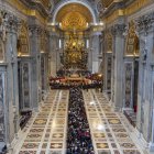 La gent fa cua per retre homenatge al papa Francesc a la basílica de Sant Pere. - CHRISTOPH REICHWEIN / DPA