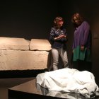 Clara Arbués, directora del Museu de Lleida, i Ana Vallés, presidenta de Sorigué, ahir a l’exposició. - MUSEU DE LLEIDA