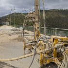 La CHE havia obert a mig matí d’ahir set sondatges per intentar localitzar la filtració d’aigua detectada fa deu dies a la presa de Rialb. - JORDI ECHEVARRIA