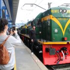 Passatgers del Tren dels Llacs fent-se una fotografia amb el tren