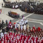 Arribada del fèretre per a l’homilia amb què el món va donar el seu últim adeu al papa Francesc. - LORENA SOPÊNA / EUROPA PRESS