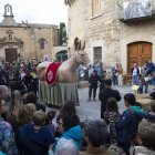 Centenars de persones a la plaça Bisbe Comelles van veure ballar per primera vegada la Mulassa. - C. MARSIÑACH
