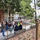 Assistents a la visita que es va fer dissabte al carrer Riu Ebre. - PAERIA