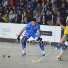 Jordi Badia controla la bola pressionat per Àlex Rodríguez. - SEBAS MONCUSÍ
