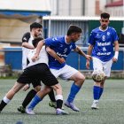 Dos jugadors d’AEM i Borges B pugnen per la pilota. - ÍNGRID SEGURA