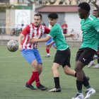 Un jugador del Cervera prova d’anticipar-se a un de l’Agramunt en una pilota dividida. - CARMINA MARSIÑACH