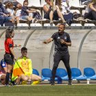 Jordi Cortés, que va dirigir l’equip en lloc del sancionat Idiakez, fa una indicació a l’assistent. - JORDI ECHEVARRIA