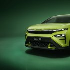 L’últim membre de la família RS disposa de dos motors que generen una potència total del sistema de 250 kW i està equipat amb tracció total.
