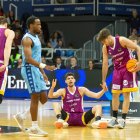 Rafa Villar ajuda Oriol Paulí a aixecar-se després d’una jugada que va acabar amb el jugador gironí a terra.