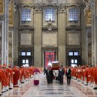 Els cardenals acomiaden el fèretre del papa Francesc. - VATICAN MEDIA