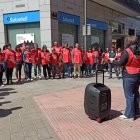 Moment de la concentració de CCOO celebrada ahir a Lleida al migdia. - J. MARTÍNEZ