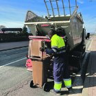 Imatge d’un operari recollint matèria orgànica amb el sistema del porta a porta a la Cerdanya. - COMÚ ANDORRA LA VELLA