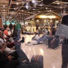 Passatgers tirats a l’estació de Sants de Barcelona. - LAURA FIGULS/ACN