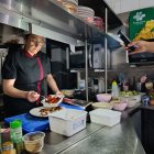 Al restaurant L’Indret van cuinar enllumenats amb la llanterna del mòbil. - G.F.