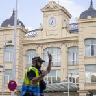 Agents al carrer. Els agents de la Guàrdia Urbana i dels Mossos d’Esquadra van regular el trànsit als principals encreuaments de Lleida ciutat. El rellotge de l’estació es va aturar en el moment de l’apagada. - S COSTA D
