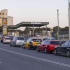 Cues de vehicles a la gasolinera entre el pont de Pardinyes i el polígon industrial El Segre. - EDGAR ALDANA