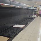 Els supermercats que van poder obrir es van quedar sense reserves d’aigua i aliments essencials com arròs, pasta o llegums, amb prestatgeries buides.
