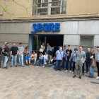 Part de la redacció de SEGRE, al carrer (per falta d'electricitat)