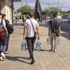 Gent comprant aigua, ahir a Lleida