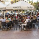 Una terrassa a la plaça Ricard Viñes de Lleida aquest dilluns.