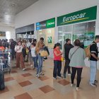 Cues a l'estació de Lleida per a reclamacions i cambis de bitllets.