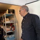 El president de la Federació d'Hostaleria de Lleida, Josep Castellarnau, mirant una de les neveres del restaurant.